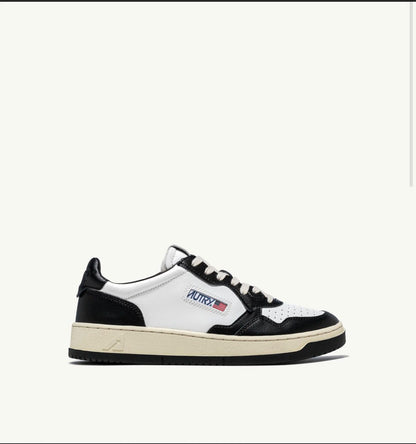 Autry Donna – Sneakers Medalist Low bicolor in pelle bianca e nera AULW-WB01